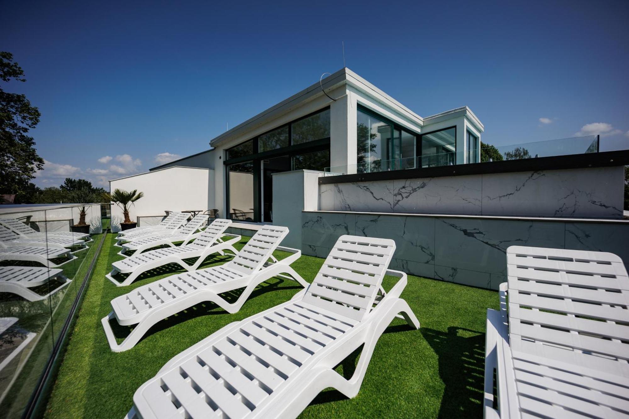 Villa Bauhaus Labi Garden Wellness Apartman Siofok Bagian luar foto